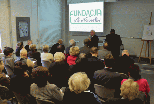 Prof. L. Wojtczak, Przewodniczący Rady Fundatorów i Rady Fundacji, otwiera spotkanie inauguracyjne opowiadając o historii powstania i celach Fundacji Nenckiego. (Fot. Marcin Woś)