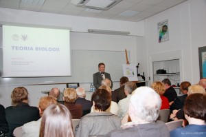 Prof. J. Dzik rozpoczyna swój wykład. (Fot. Anna Mirgos)